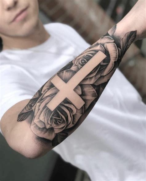 tattoo croce braccio uomo|1001 + Idee Tatuaggio braccio uomo stili e disegni